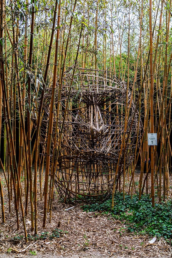 Un volto fatto con rami intrecciati di bambù. Una delle diverse opere d'arte presente all'interno del labirinto