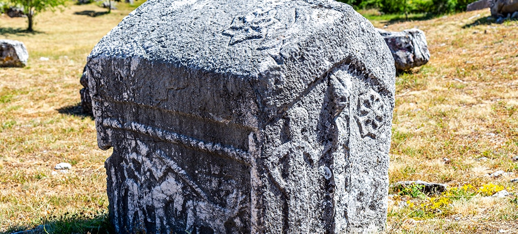 Da Dubrovnik a Spalato: gli Stecci, tombe tipiche di Croazia e Bosnia