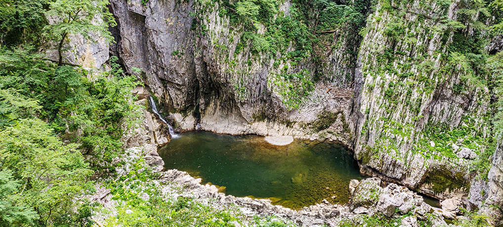 Pozza formata dal fiume Reka o Timavo in Slovenia, alle grotte di San Canziano