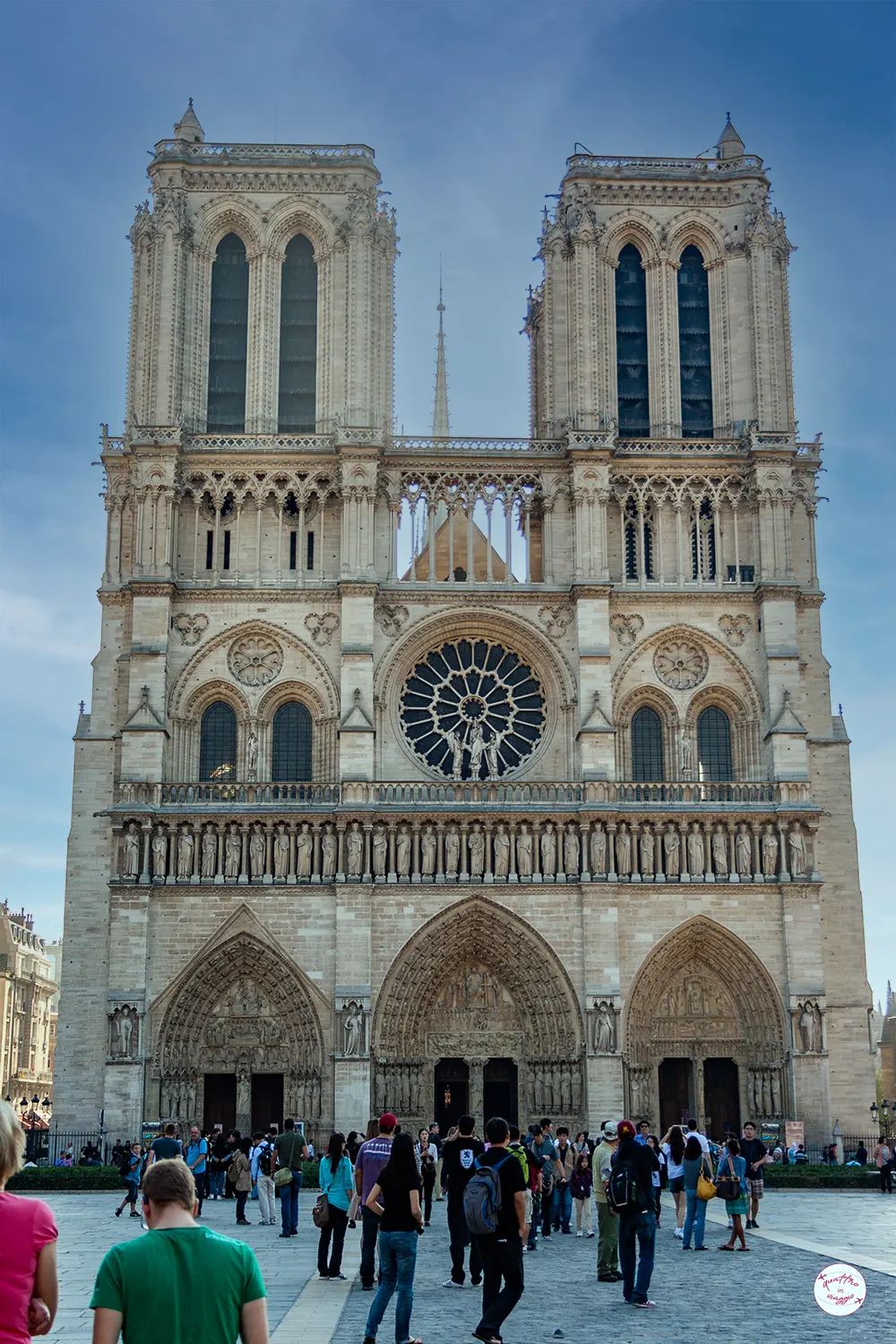 La facciata di Notre Dame. Si noti, tra le due torri, il tetto e la guglia, distrutti nell'incendio.