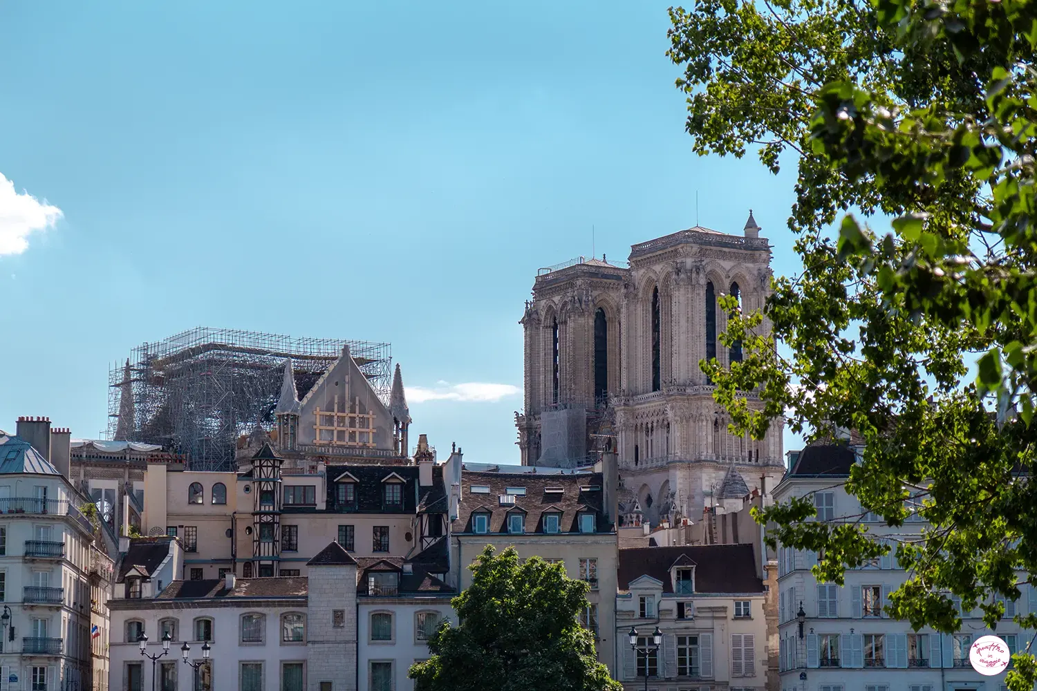 La Cattedrale di Notre Dame ferita: mancano il tetto e la guglia