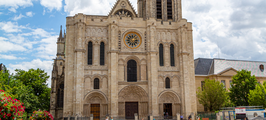 La piazza e la basilica di Saint Denis