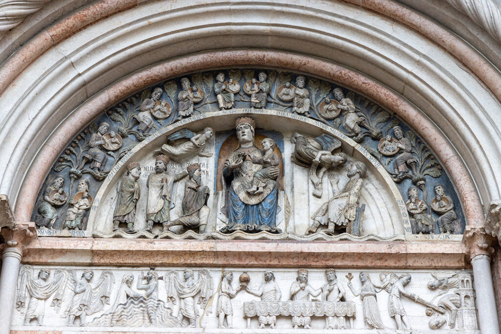 Il portale della Vergine nel battistero di Parma