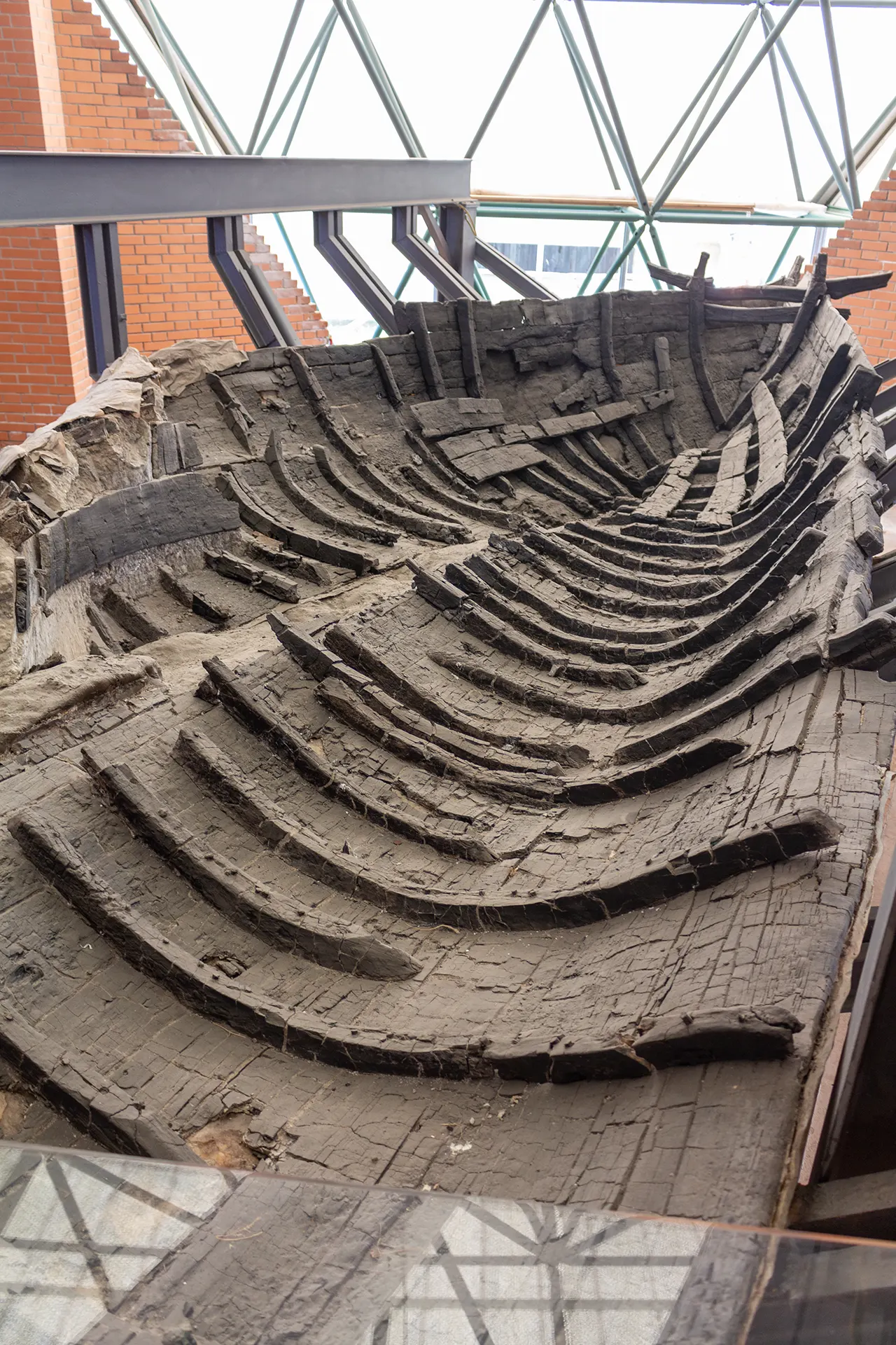 La barca in esposizione al museo di Ercolano Scavi