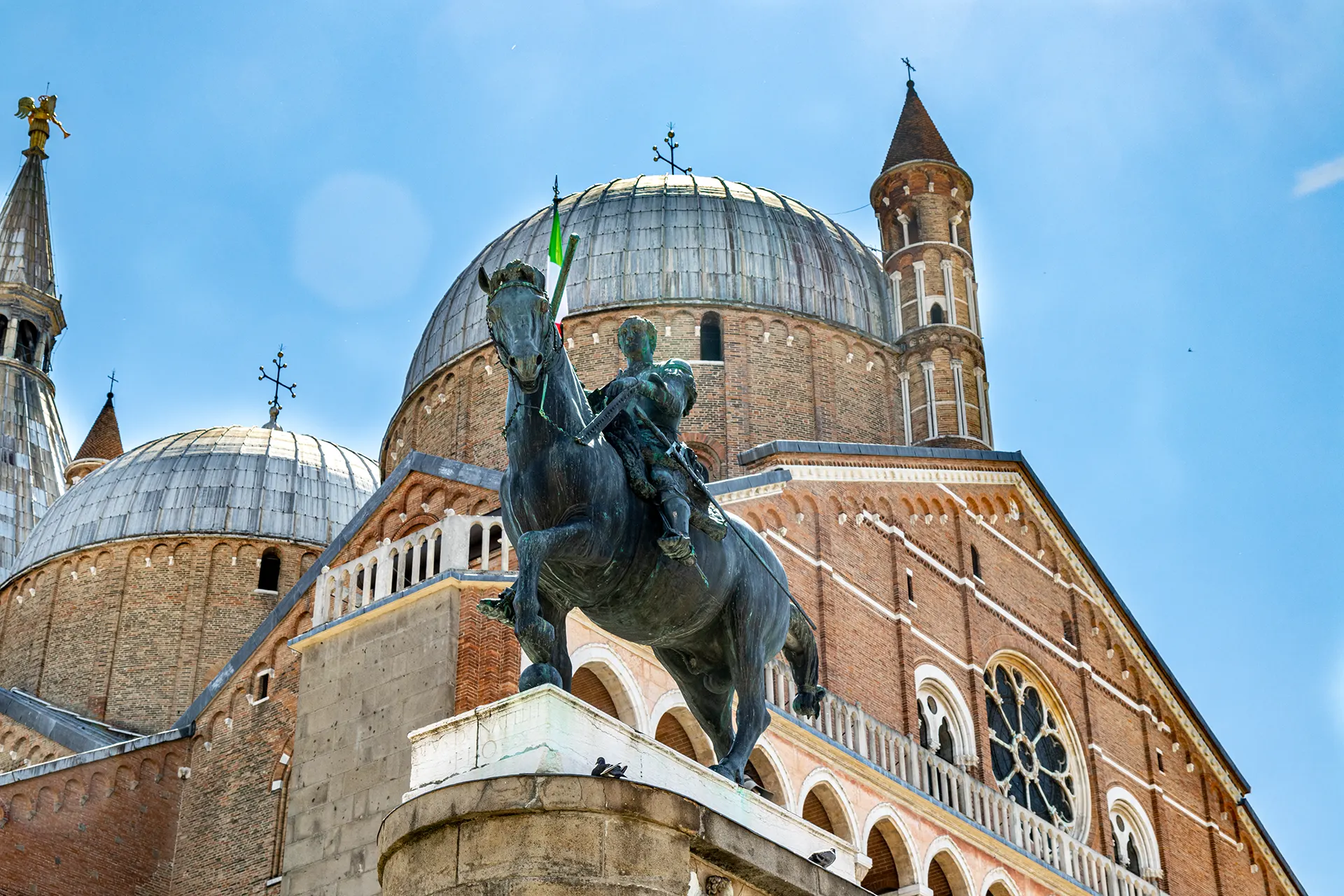 Il monumento al Gattamelata di Donatello con la facciata della basilica di Sant'Antonio, a Padova