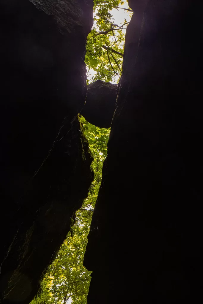 Una roccia sospesa nel canyon del Rio Sass