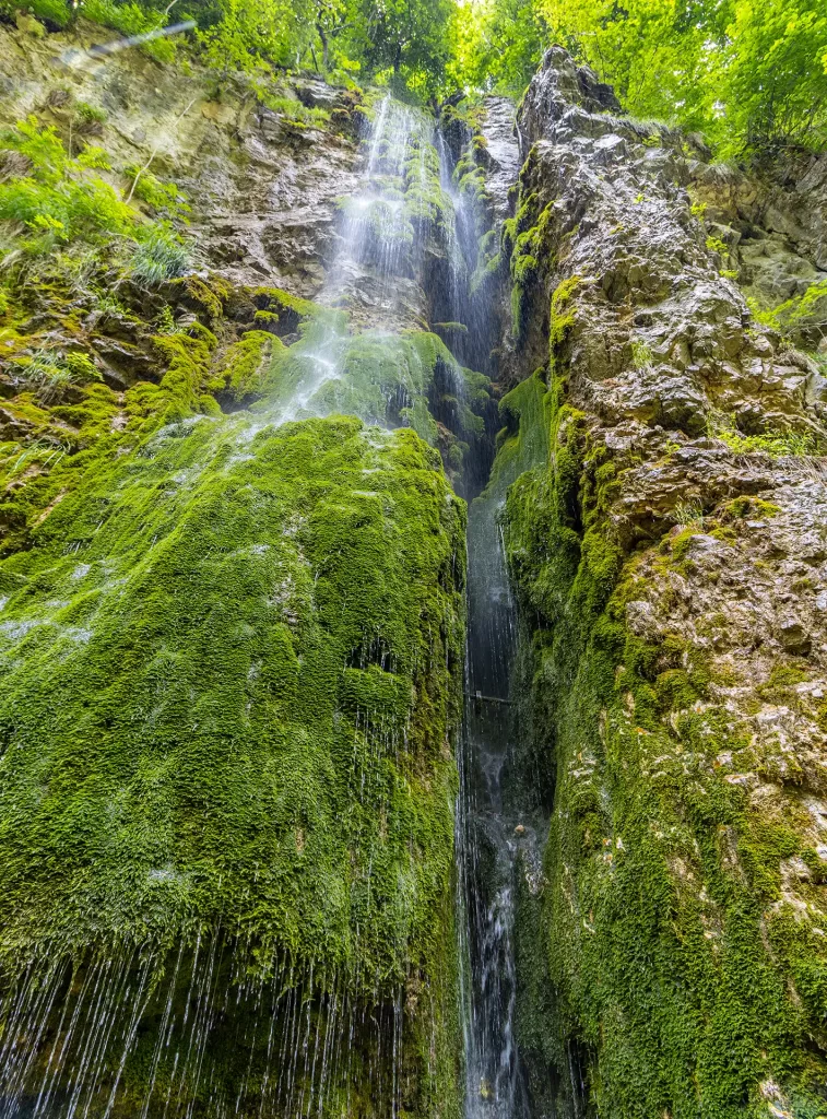 Risalendo il Rio Sass si incontra una cascata