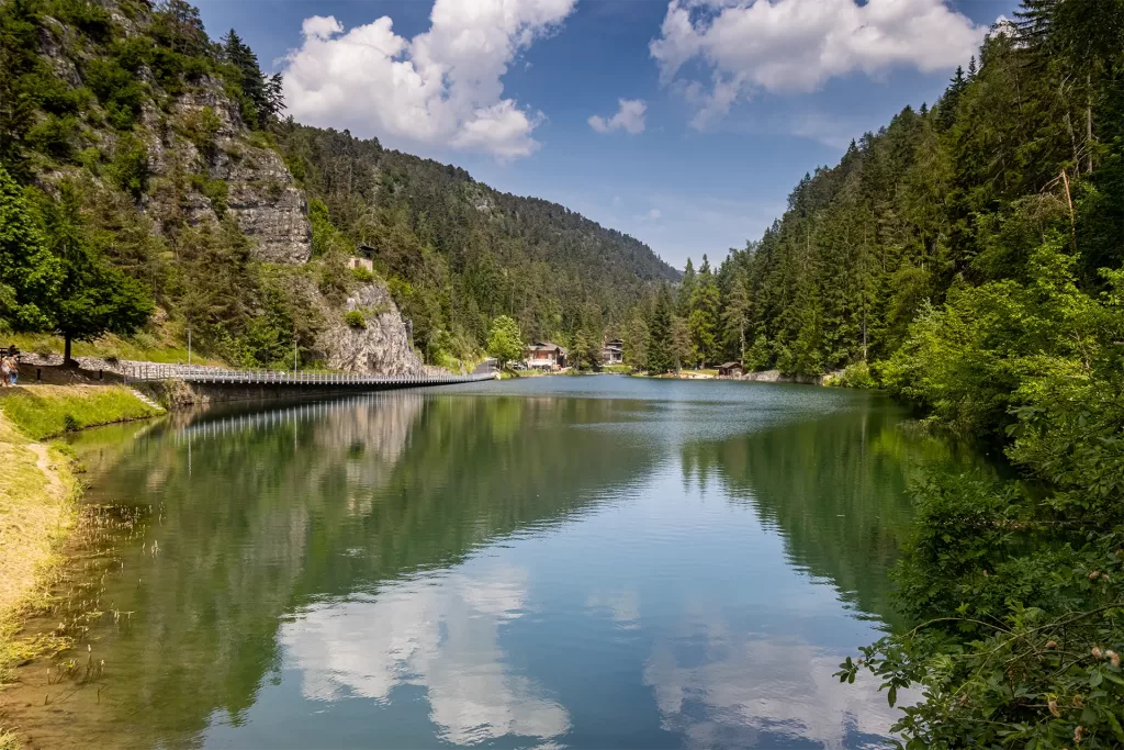 Il Lago Smeraldo, al termine del sentiero verso monte del Rio Sass