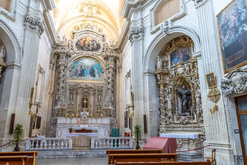 Il barocco a Lecce: l'interno della chiesa di Santa Chiara