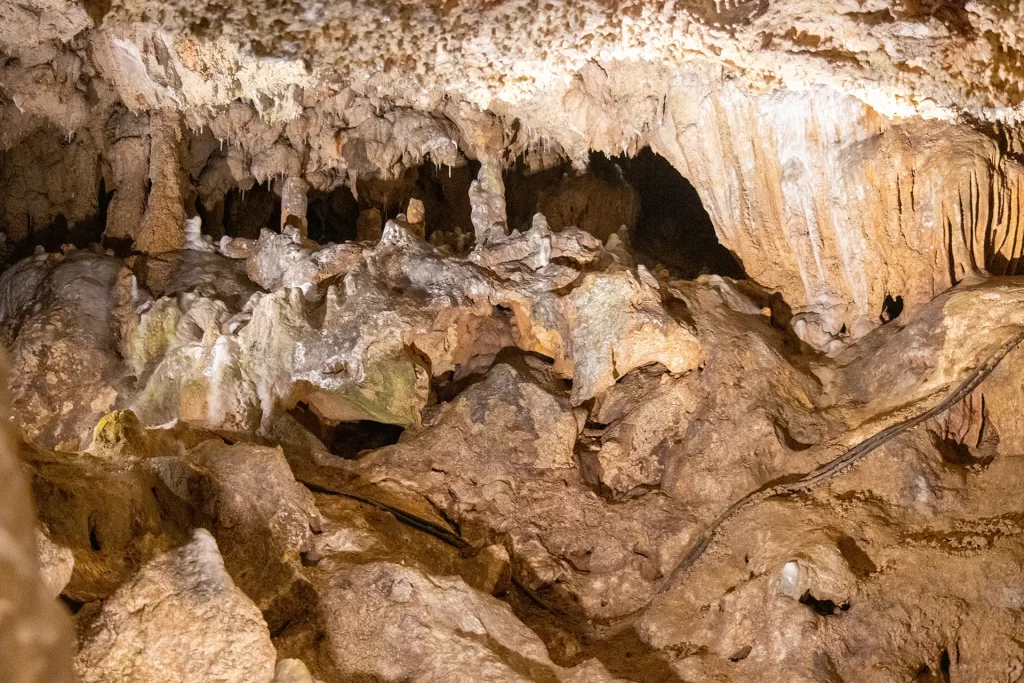 L'interno della grotta Zinzulusa con i bambini