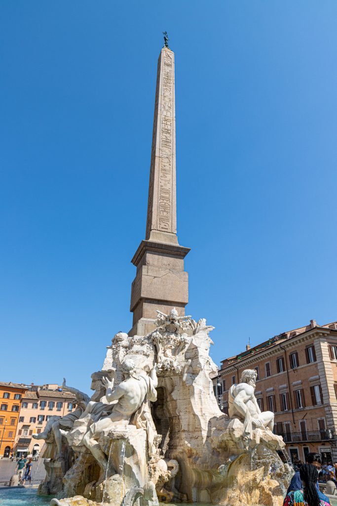 Obelischi di Roma - La Fontana dei quattro fiumi in piazza Navona, con l'obelisco Agonale