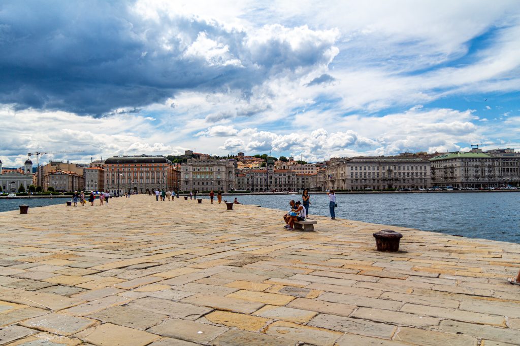 Trieste - una delle sei città da visitare a piedi - vista dal Molo Audace