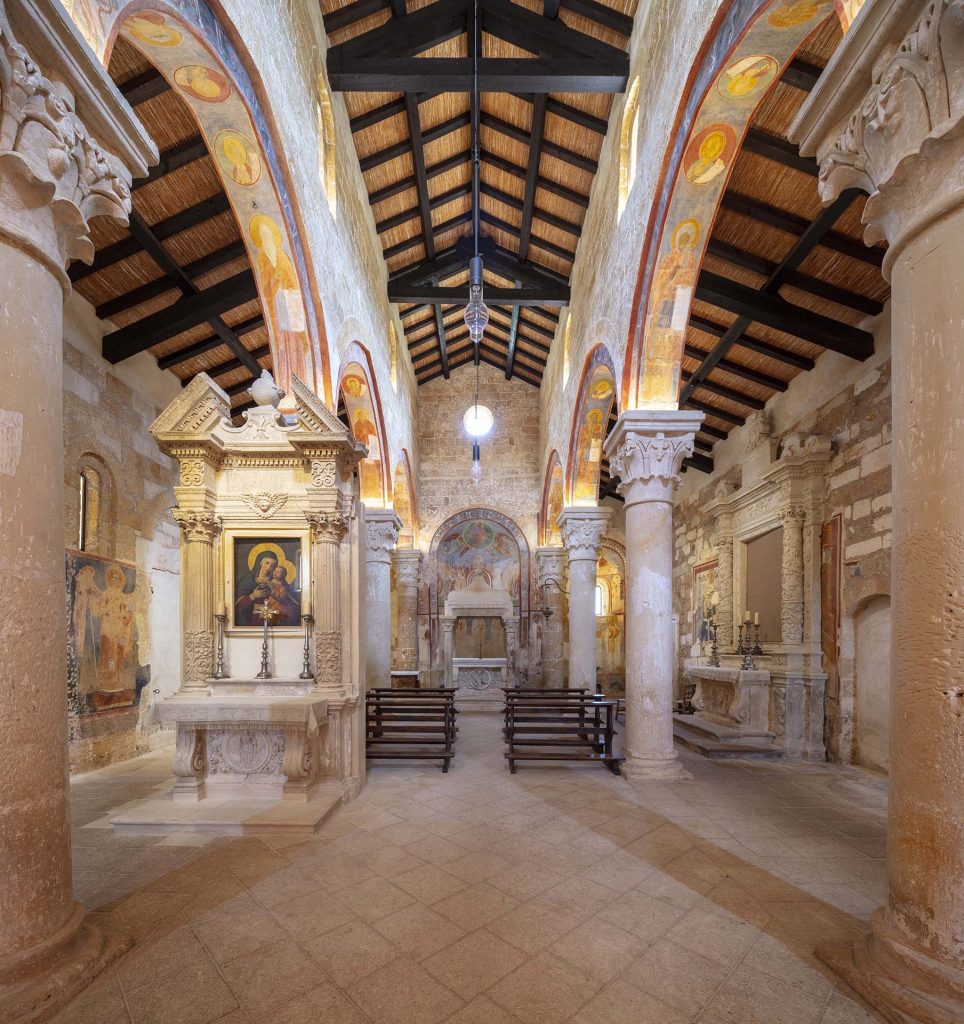 L'interno dell'abbazia di Santa Maria di Cerrate a Lecce