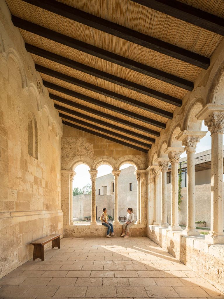 Il portico dell'abbazia di Santa Maria di Cerrate