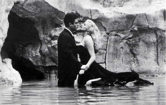 Anita Ekberg e Marcello Mastroianni nella Fontana di Trevi