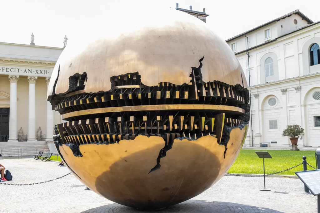 Sfera in sfera di Arnaldo Pomodoro, nel cortile della Pigna