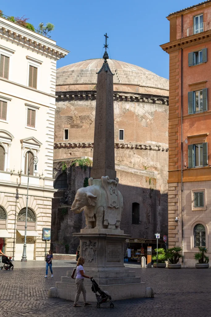 Obelischi di Roma - L'obelisco della Minerva. Sullo sfondo, il Pantheon