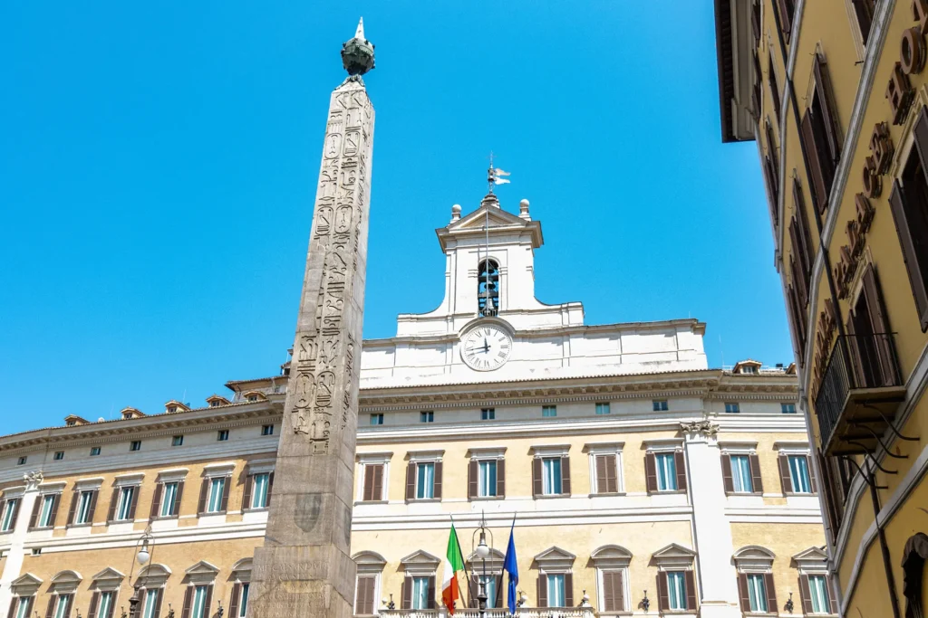 Obelischi di Roma - L'obelisco di Montecitorio davanti alla Camera dei Deputati 